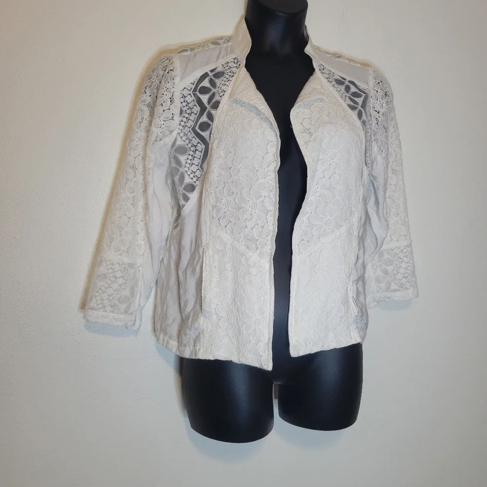 Chicos size 2 us L white open front floral lace jacket. Pockets